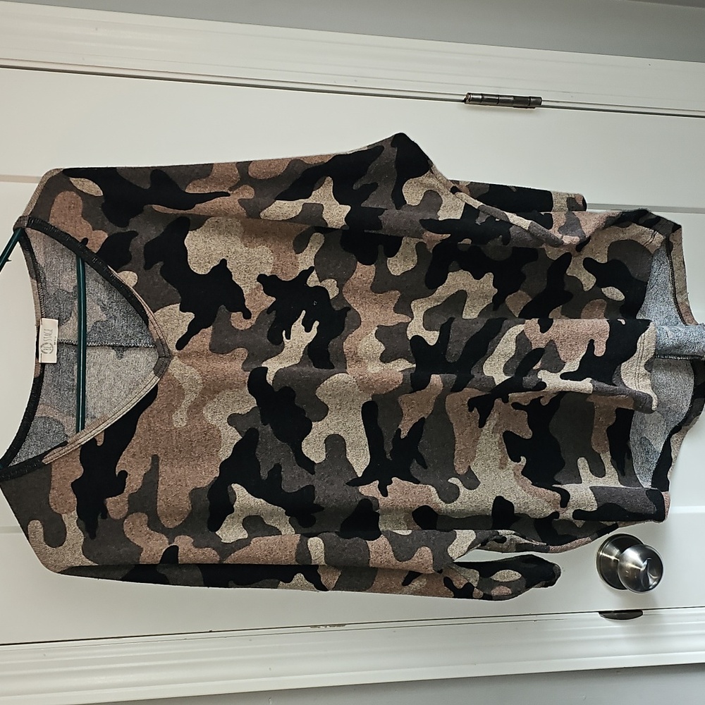 🖤Womens medium camo top. Very cute mint condition💚 don't Miss out!!! Boutique!